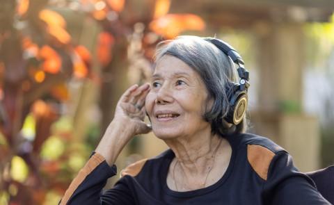 woman listens to music